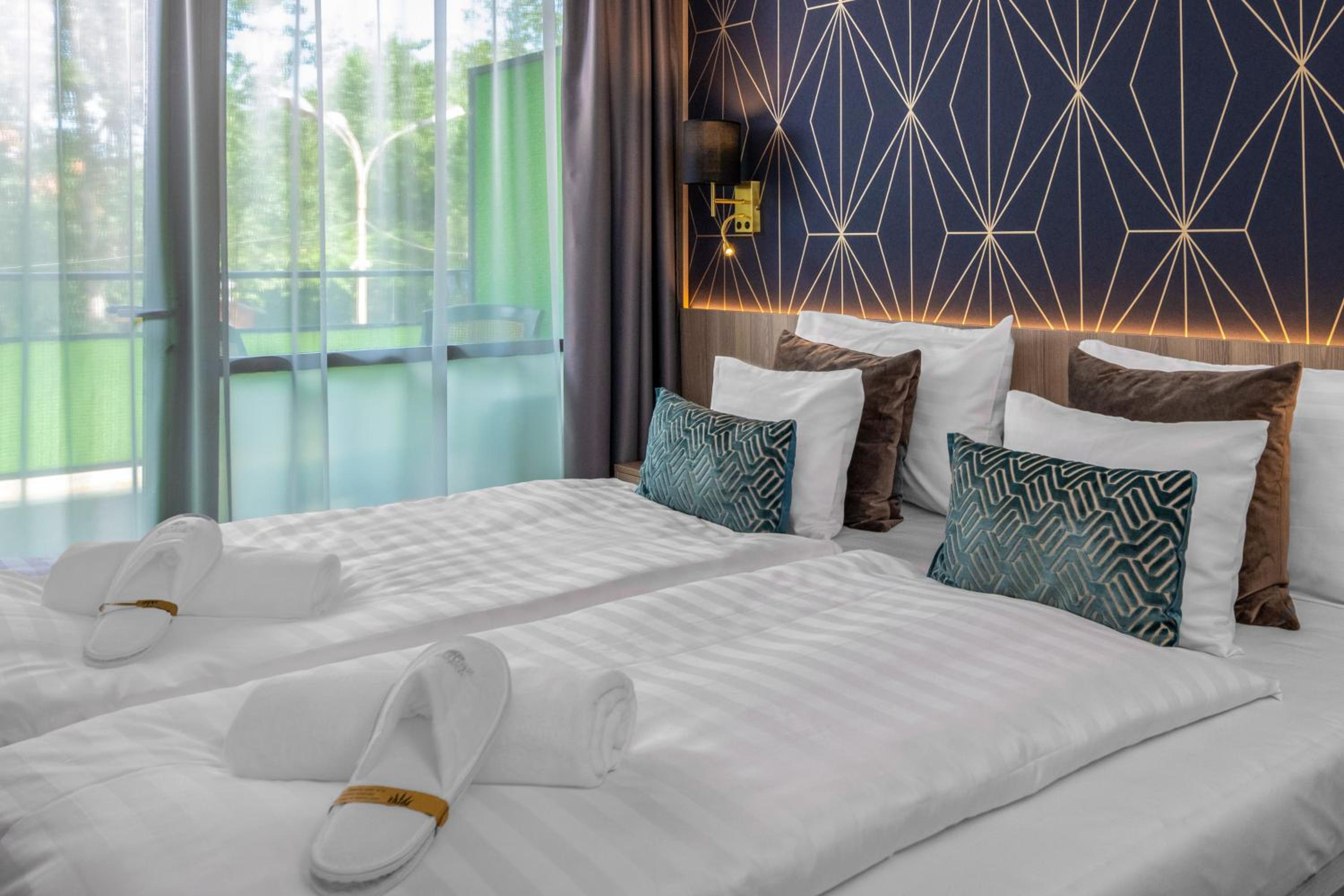 Elegant Double Room with Balcony - Photo 6
