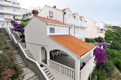 One-Bedroom Apartment with Balcony and Sea View 2