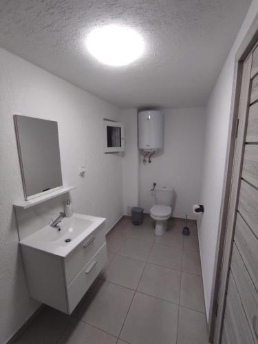 Double Room with Private Bathroom - Photo 4