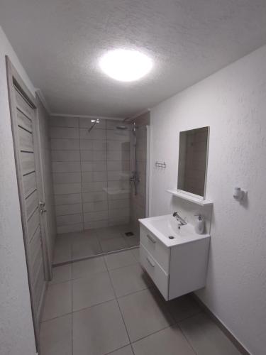 Double Room with Private Bathroom - Photo 3