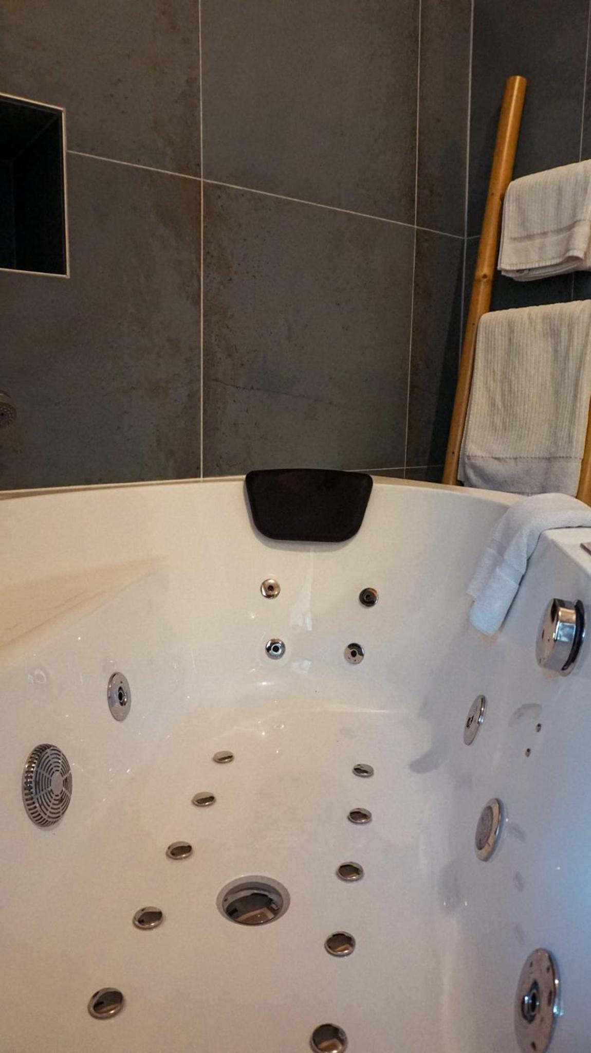 Studio with Spa Bath - Photo 1