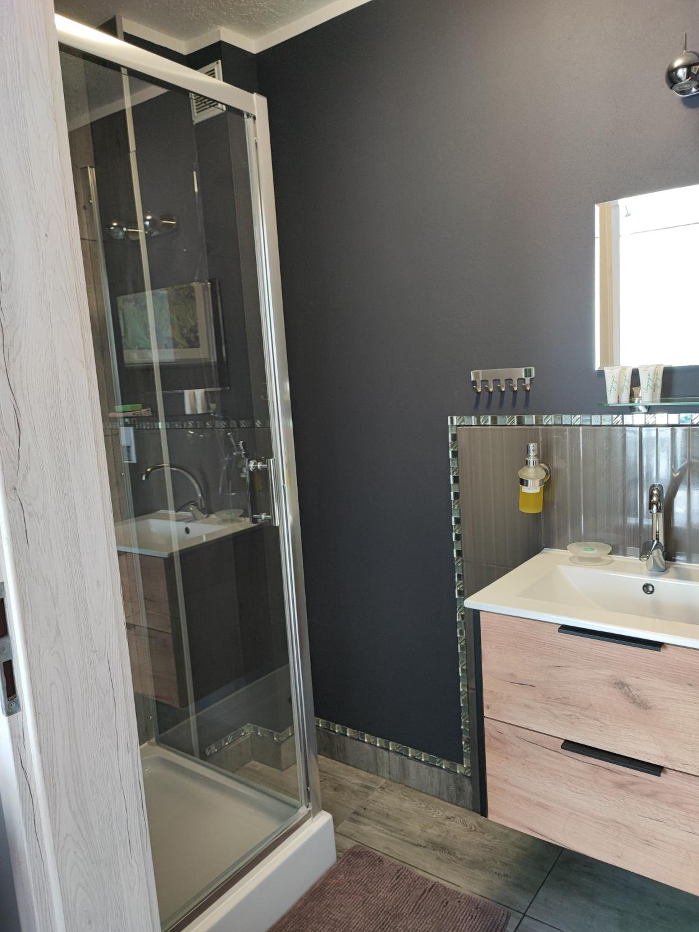 Classic Triple Room - Photo 11