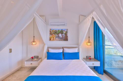 Double Room with Balcony and Sea View