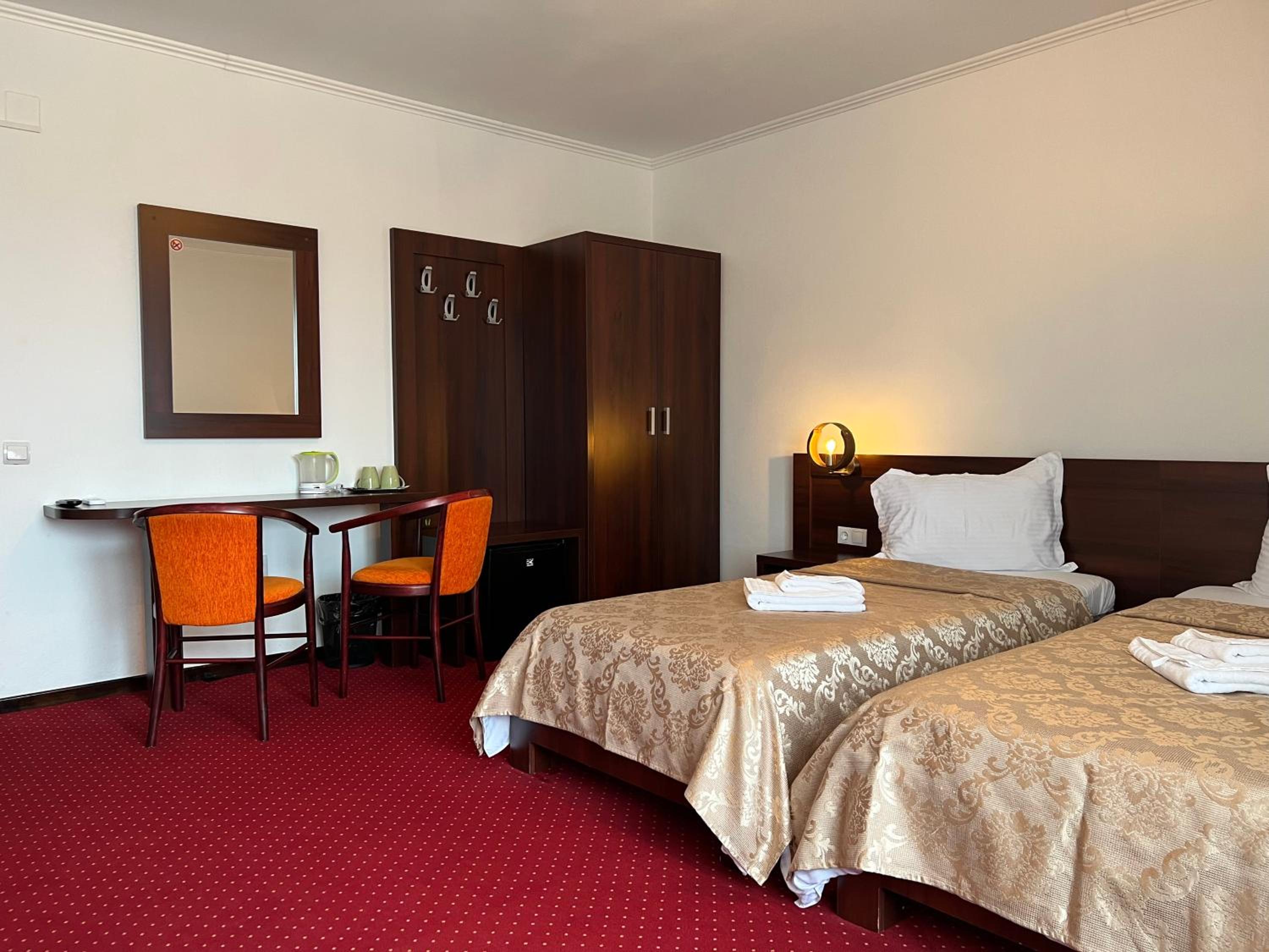 Double or Twin Room with Mountain View