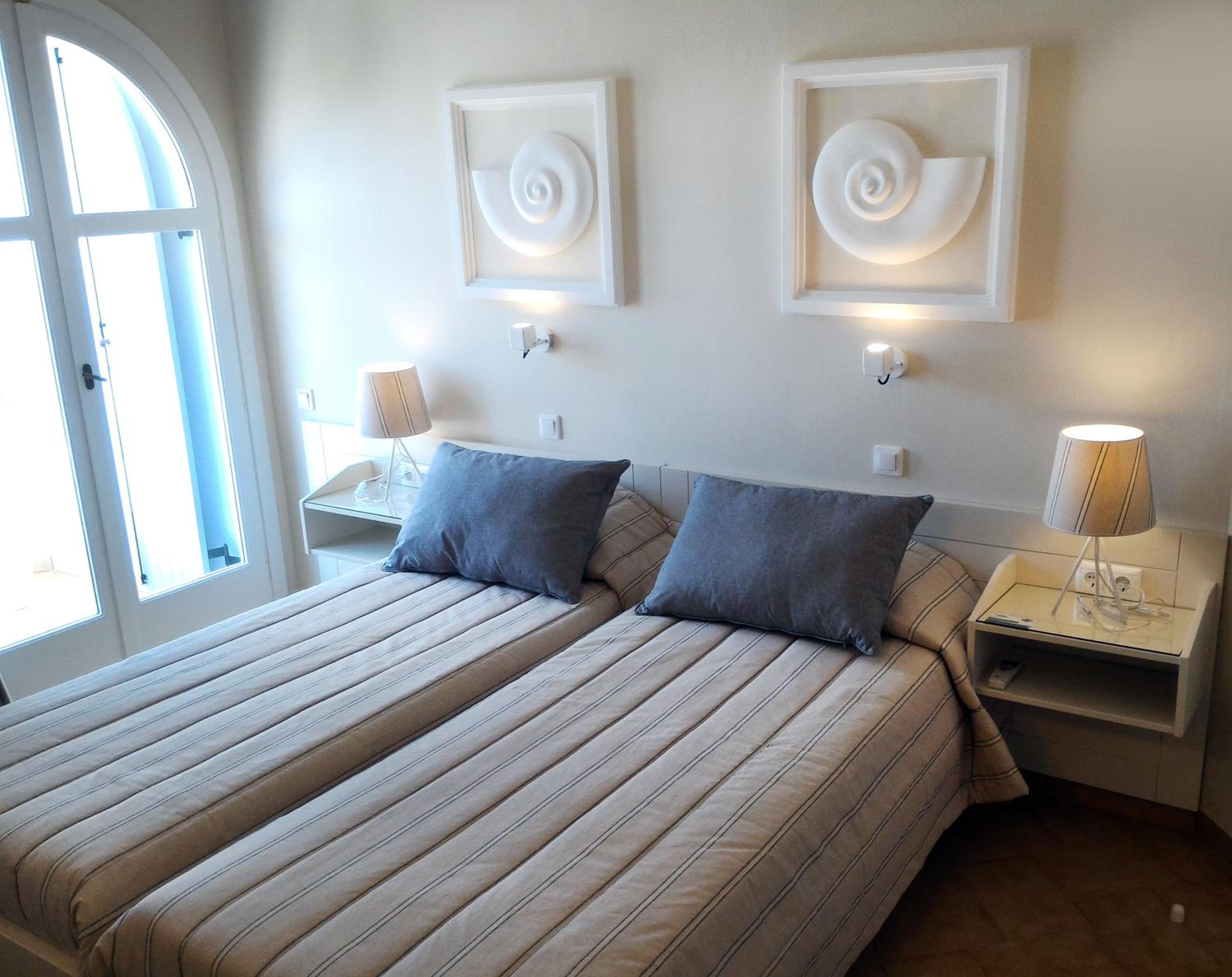 Premium Twin Room with Sea View - Photo 10