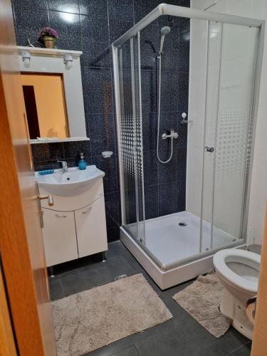 Double Room with Balcony - Photo 2