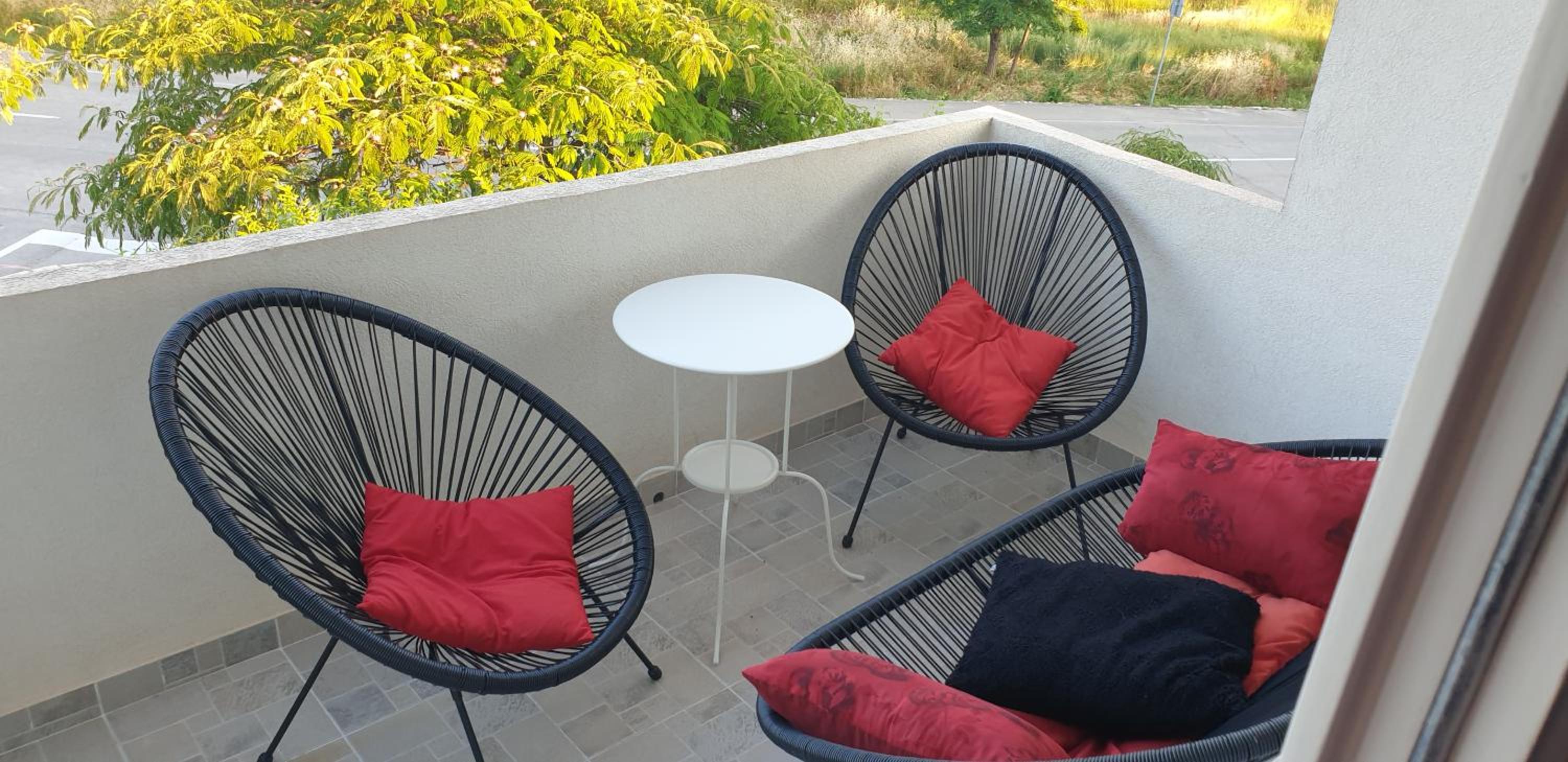 Apartment with Balcony - Photo 5