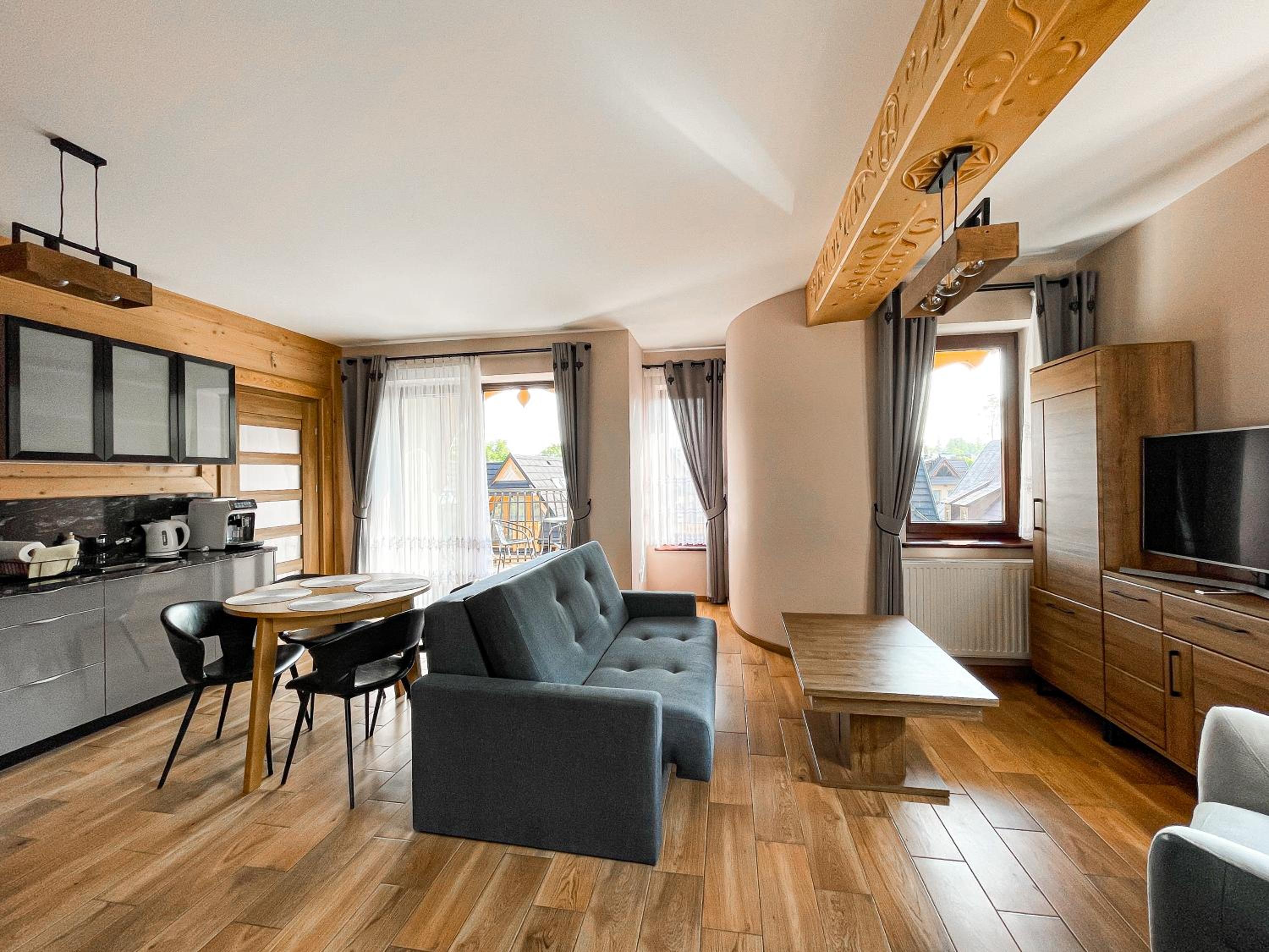Apartment with Balcony - Photo 16