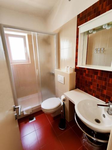 Double Room with Balcony and Sea View - Photo 11