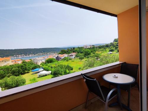 Double Room with Balcony and Sea View - Photo 8