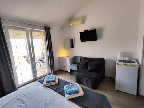 Double Room with Balcony and Sea View - Photo 7