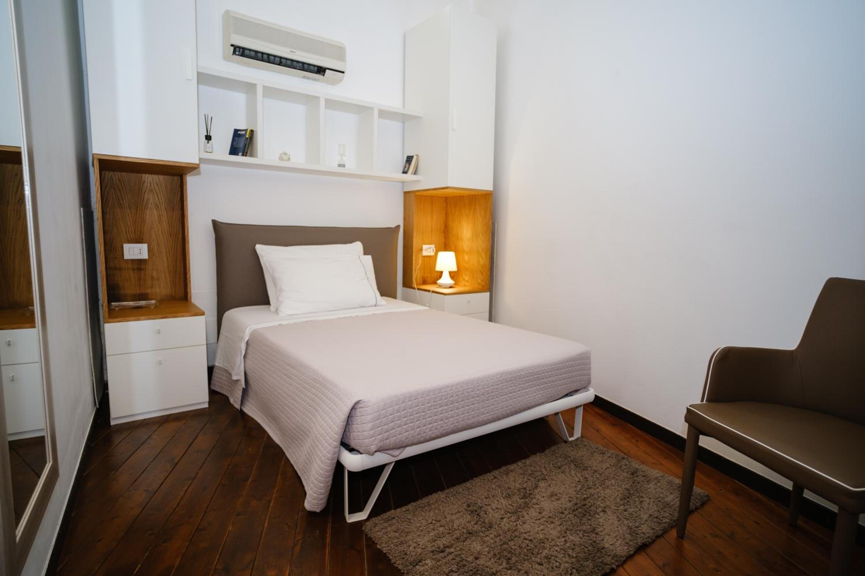 Small Single Room photo 3