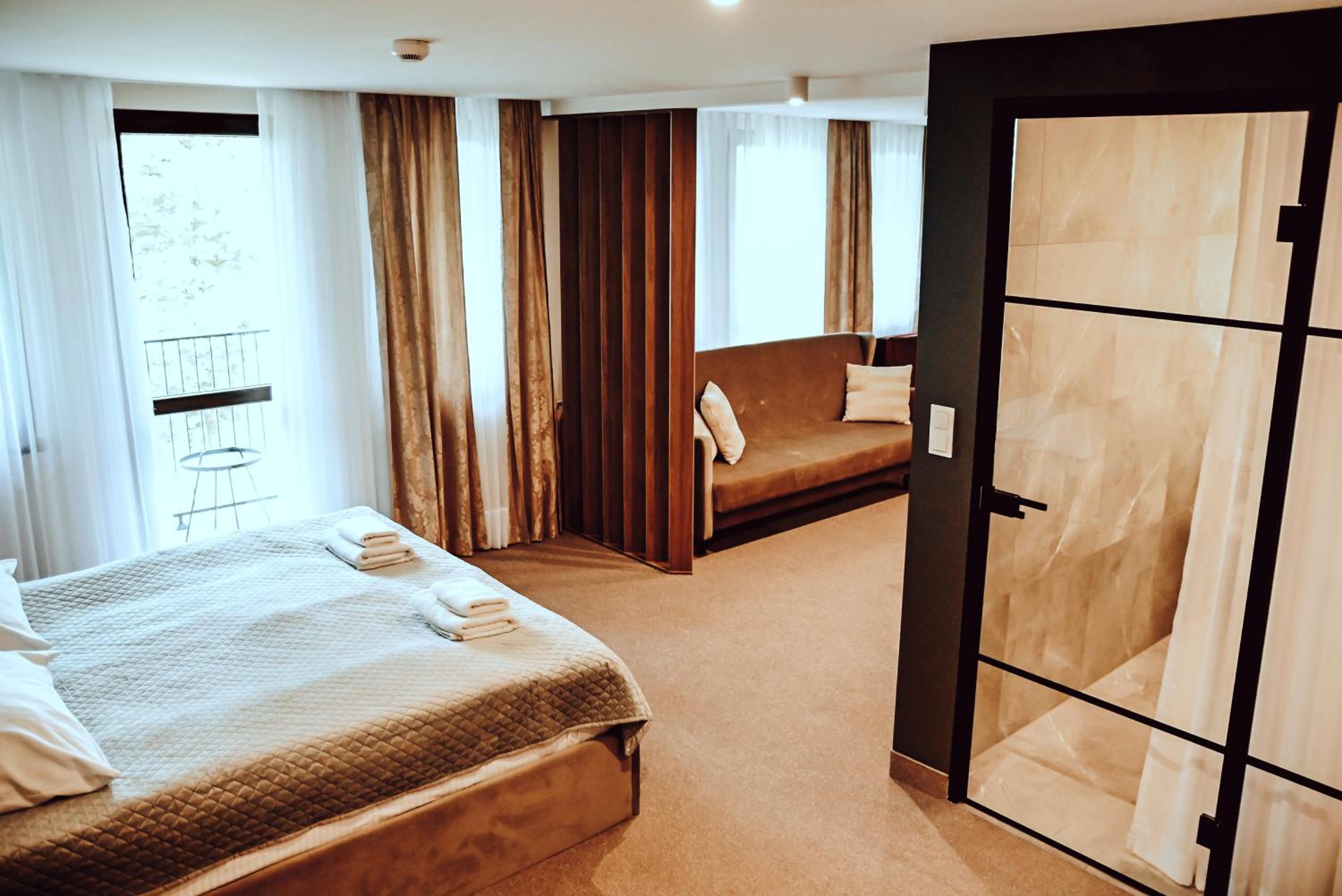 Deluxe Double Room with Extra Bed photo 3