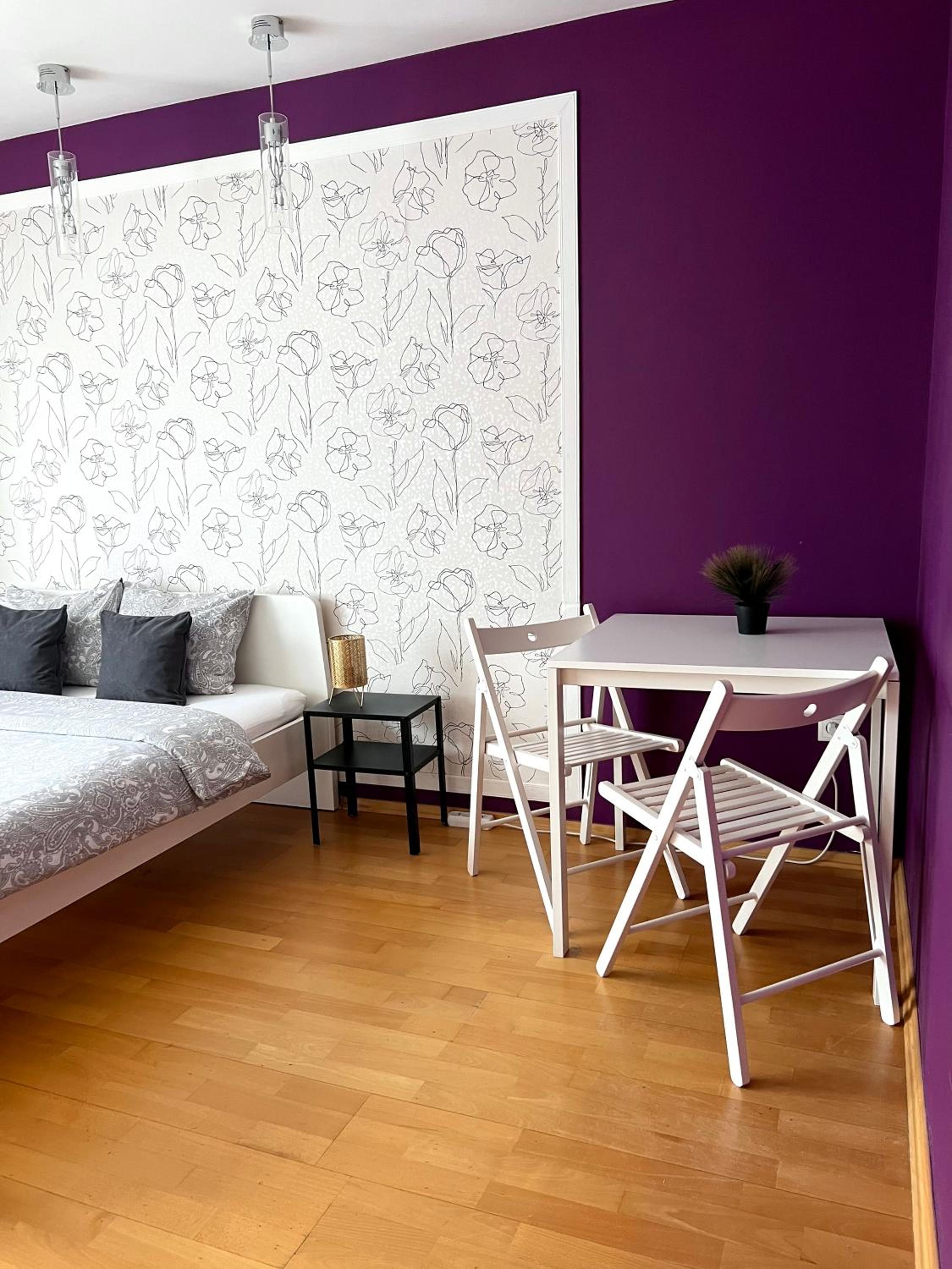 Queen Room with Balcony and Shared Bathroom photo 3