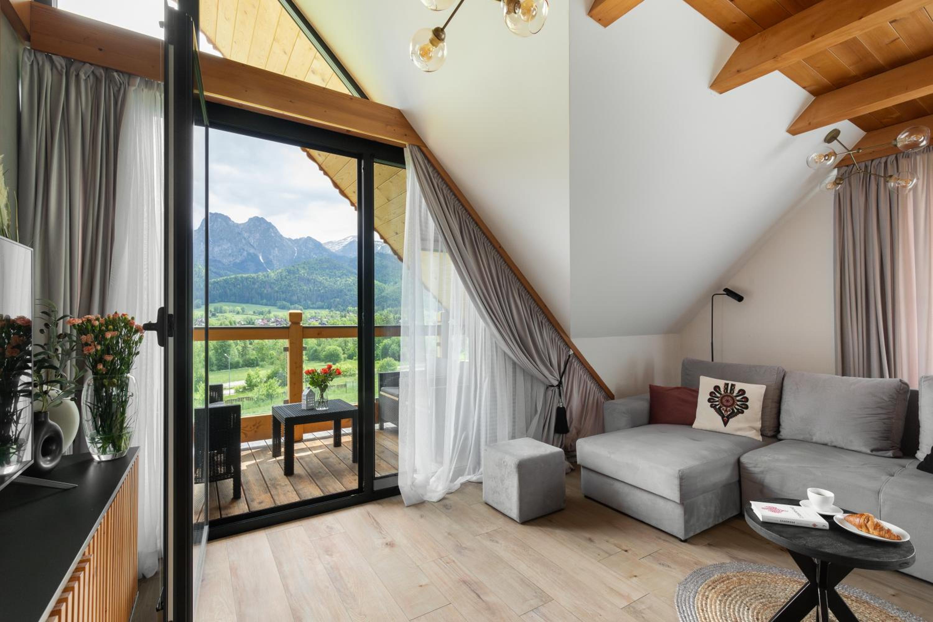 Apartment with Mountain View