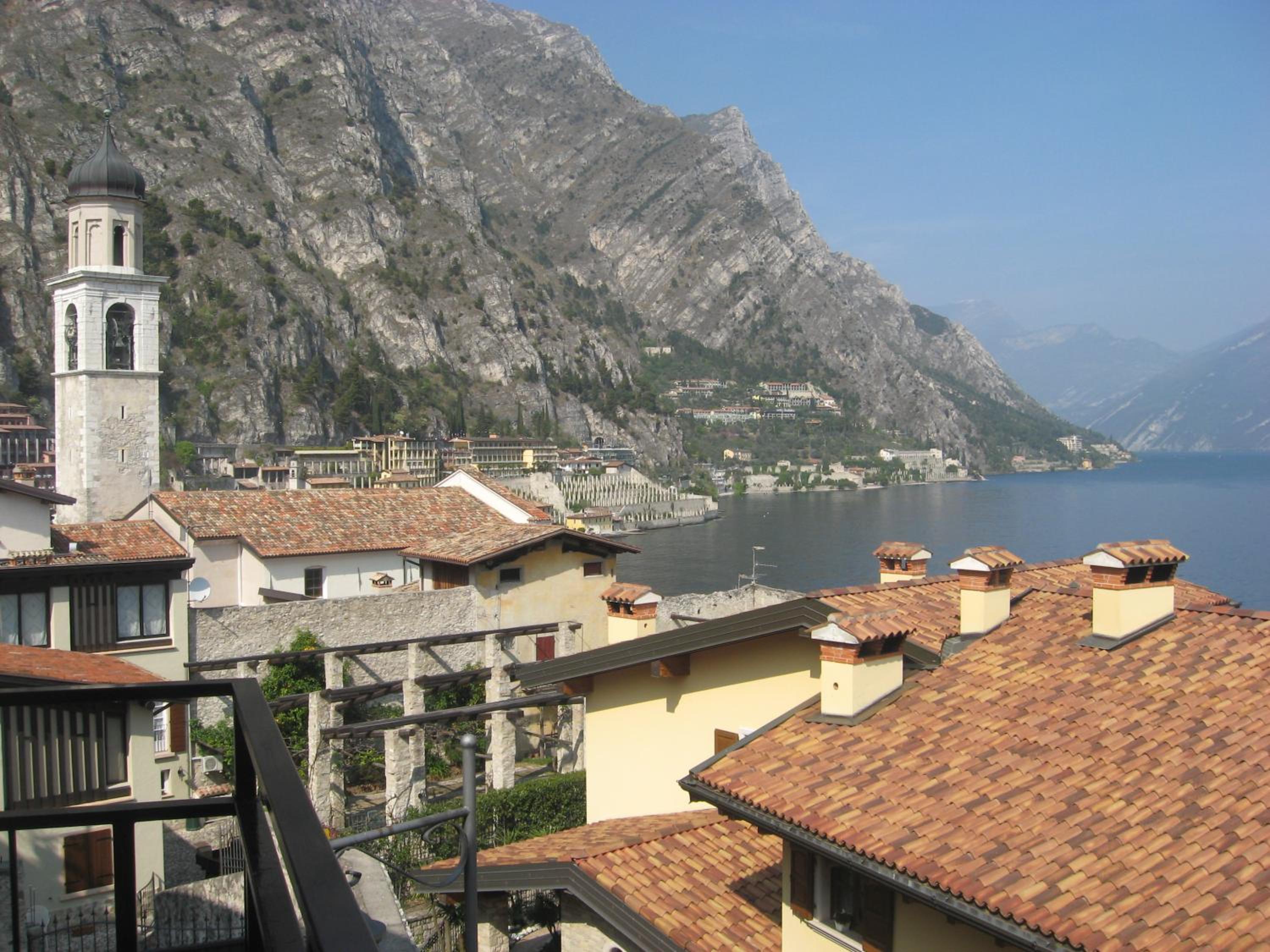 Double or Twin Room with Partial Lake View photo 3