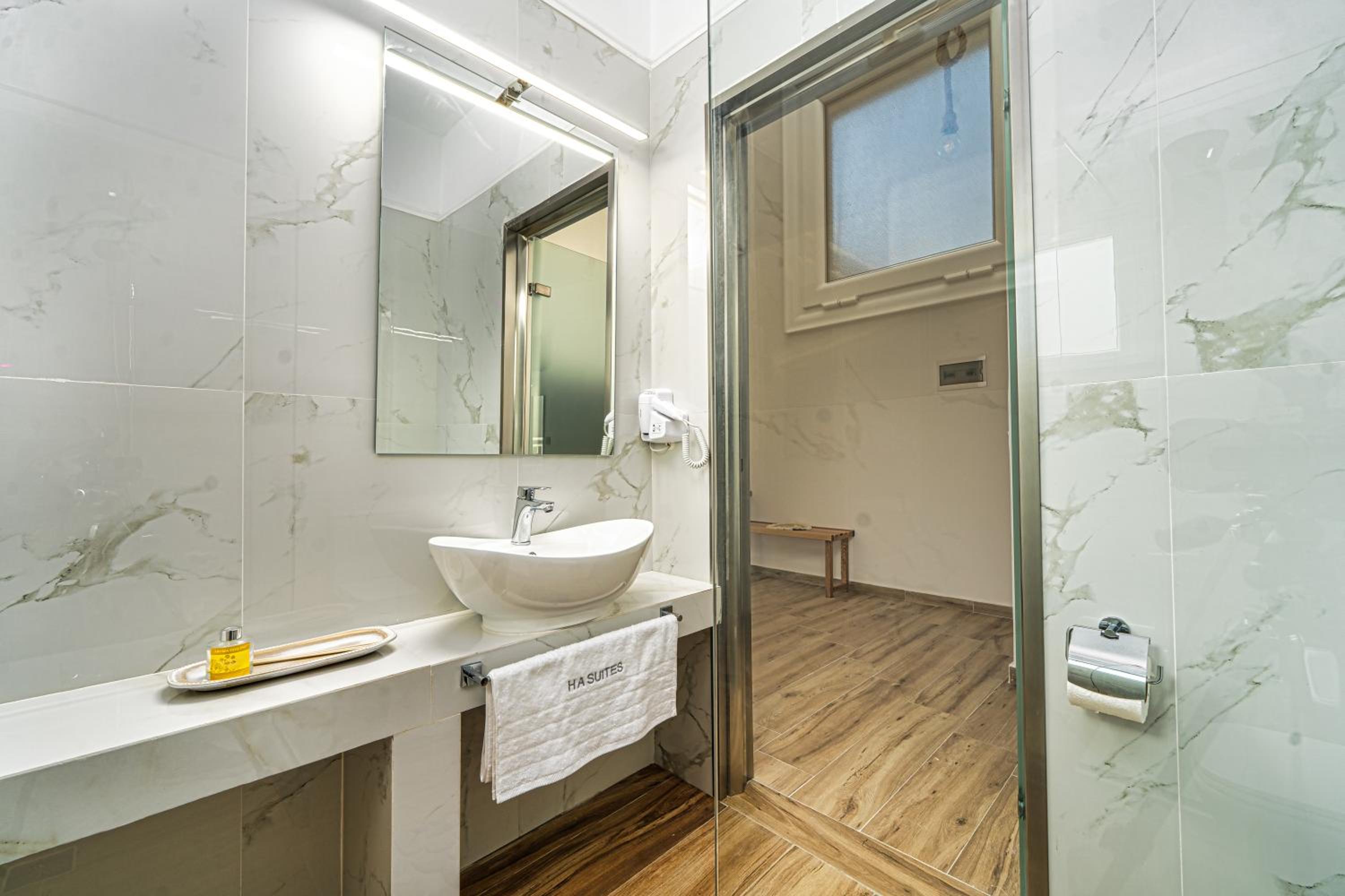 Junior Suite with Balcony - Photo 8