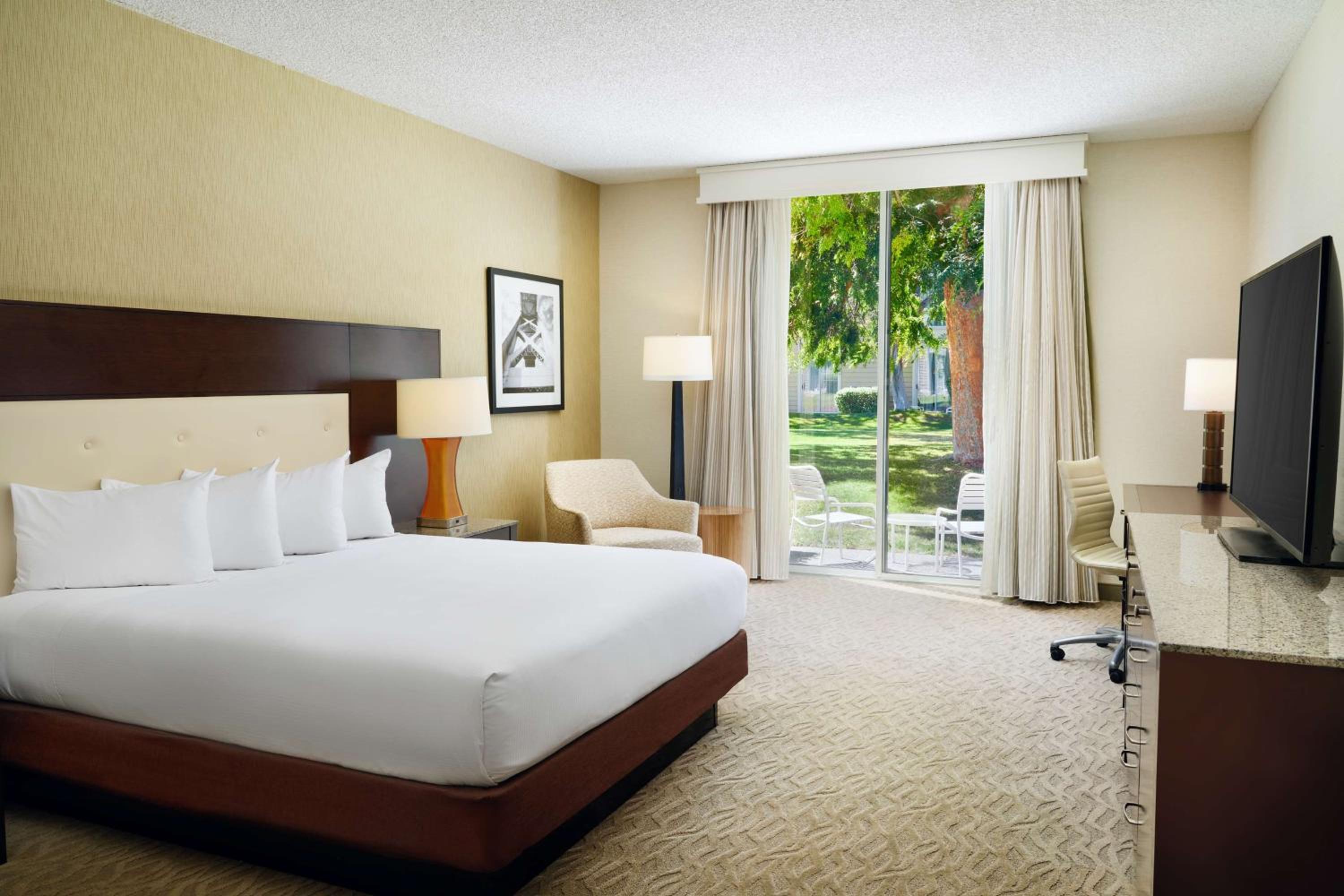 King Room with Patio and Garden View photo 2