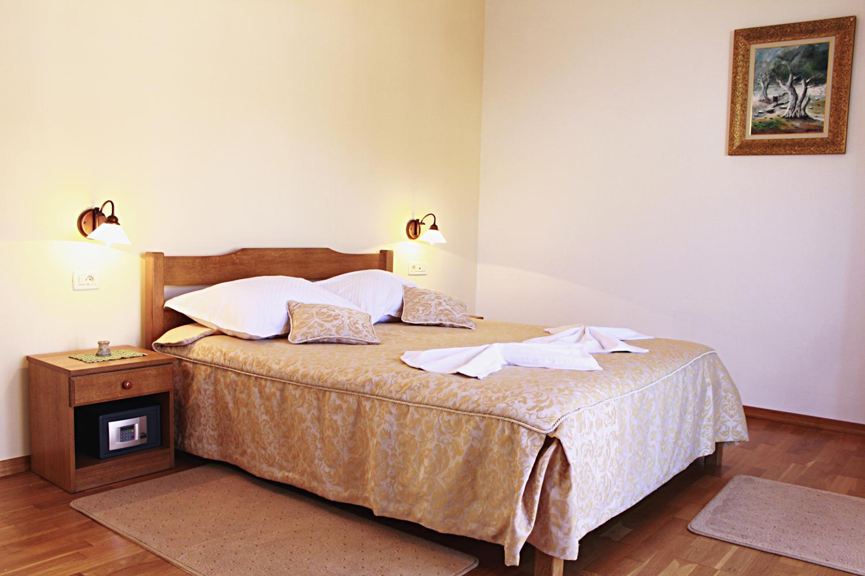Classic Double Room with Balcony - Photo 6