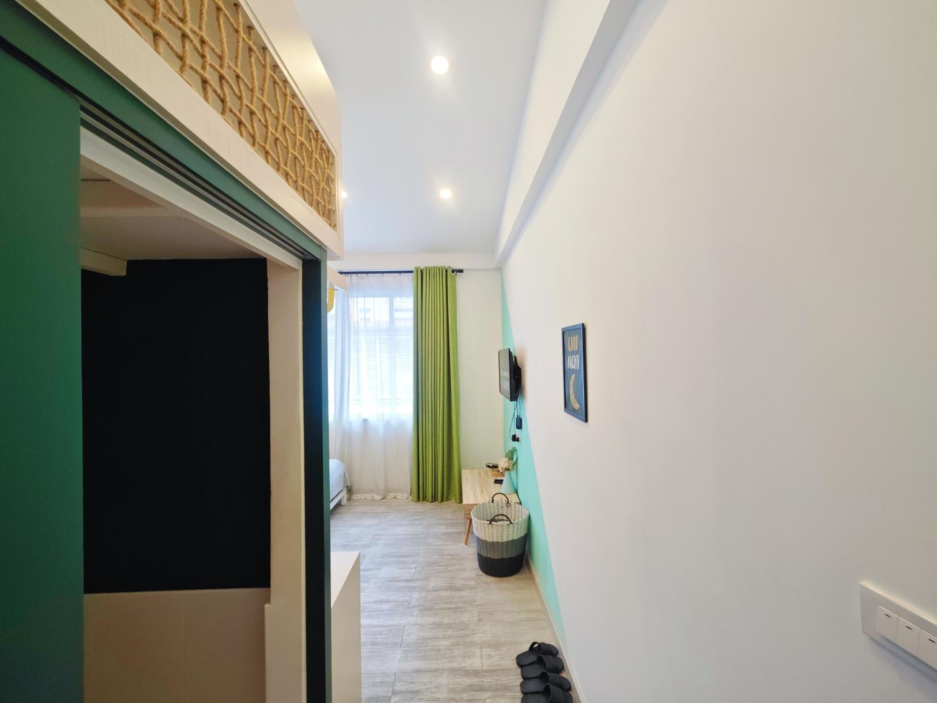 Family Room with Private Bathroom photo 2