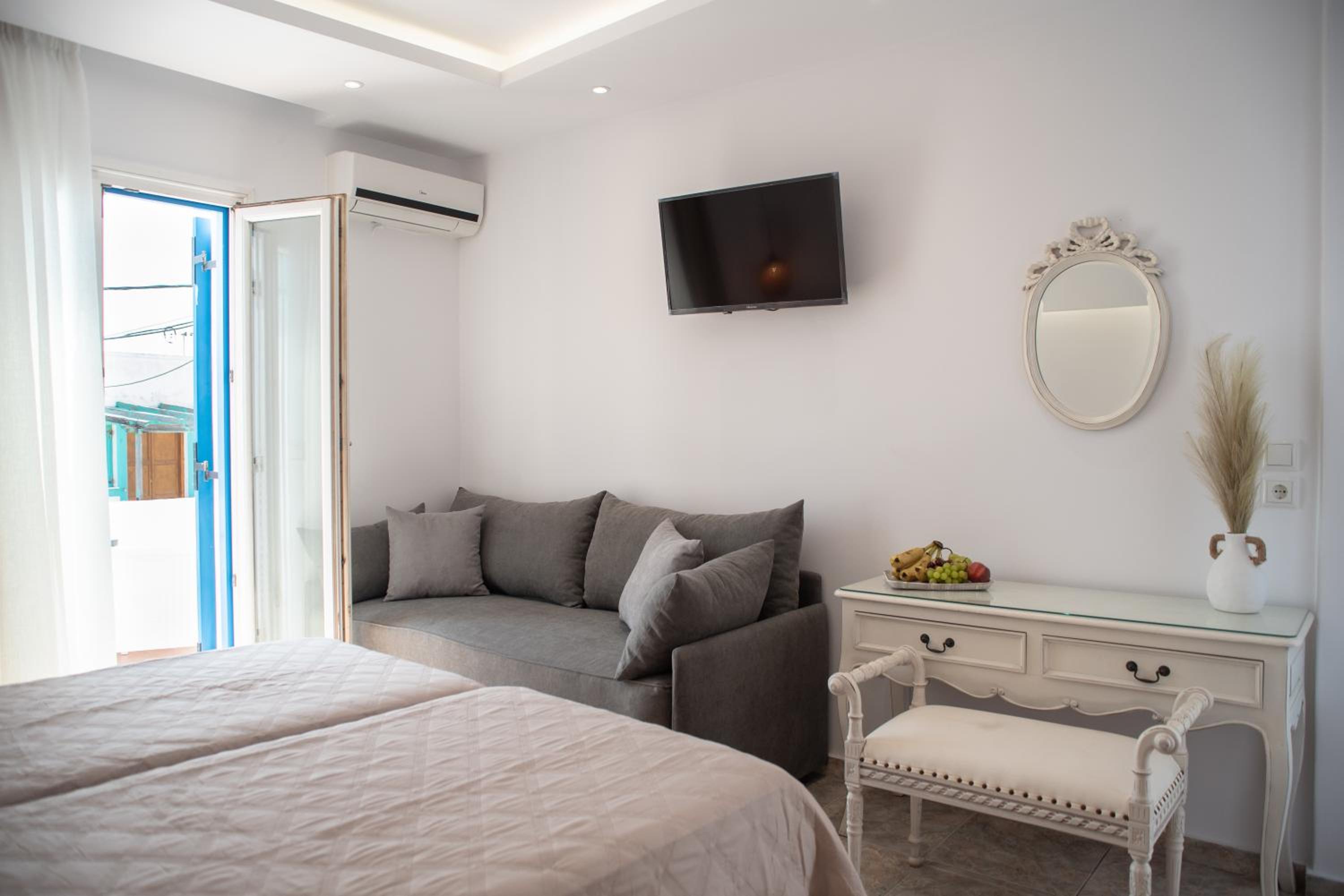 Studio Apartment photo 2