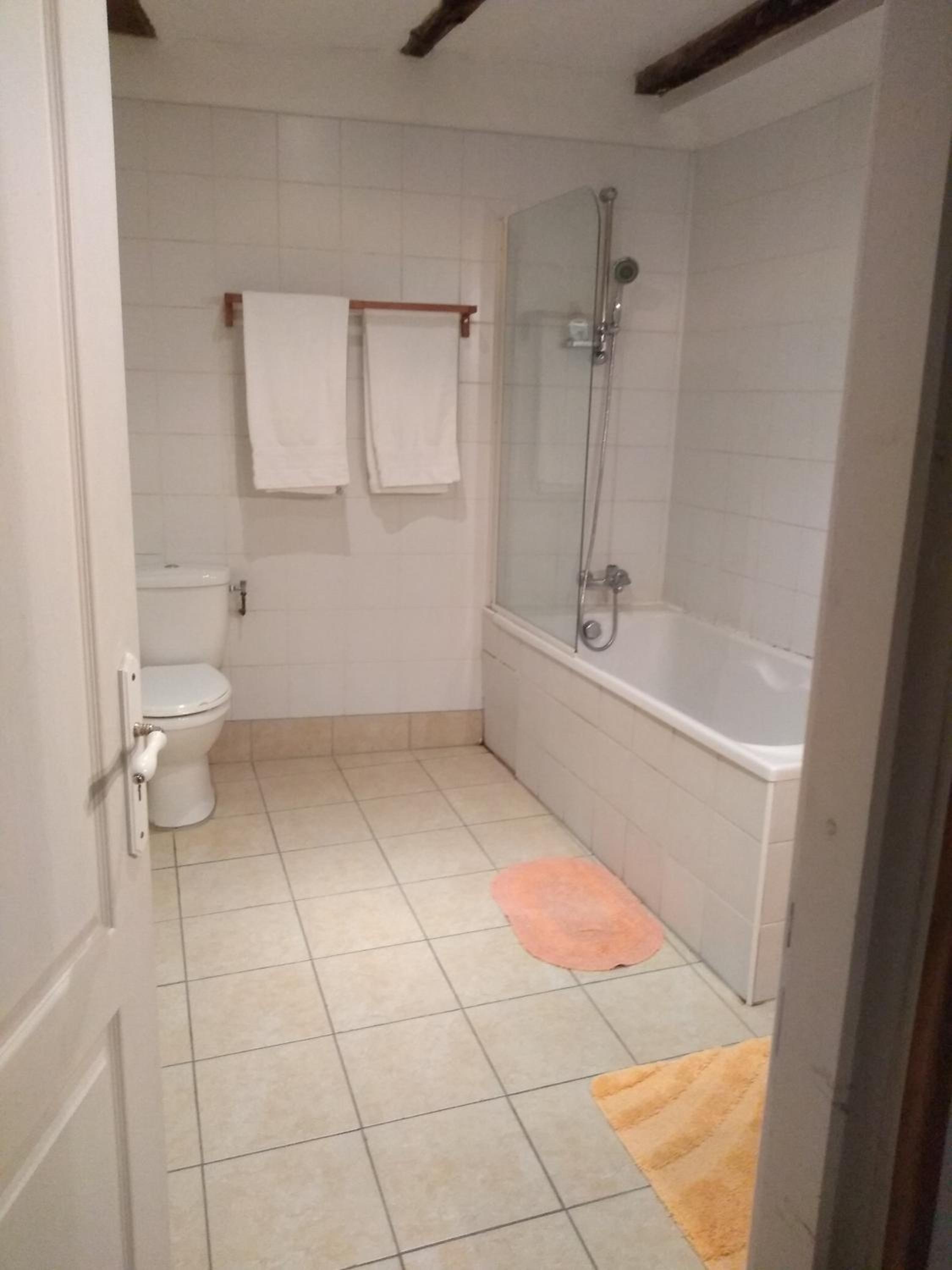 Large Double Room - Photo 2