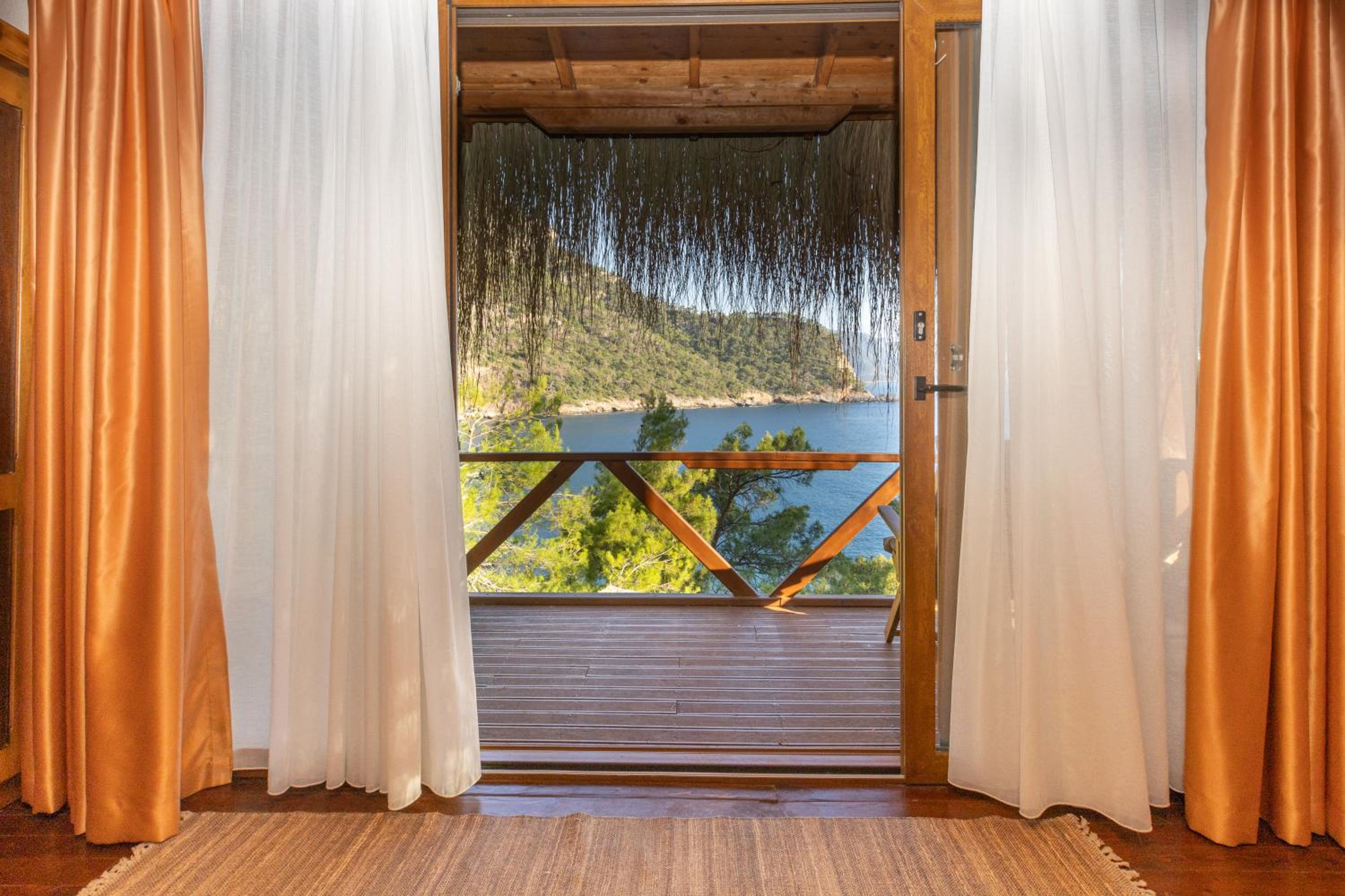 Double Room with Balcony and Sea View - Photo 3