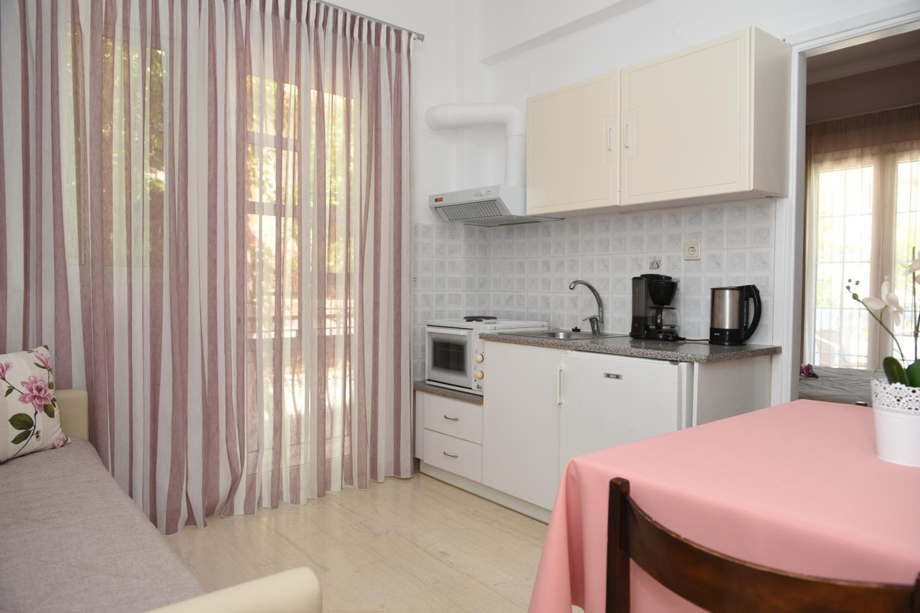 One-Bedroom Apartment (3 Adults) - Photo 9