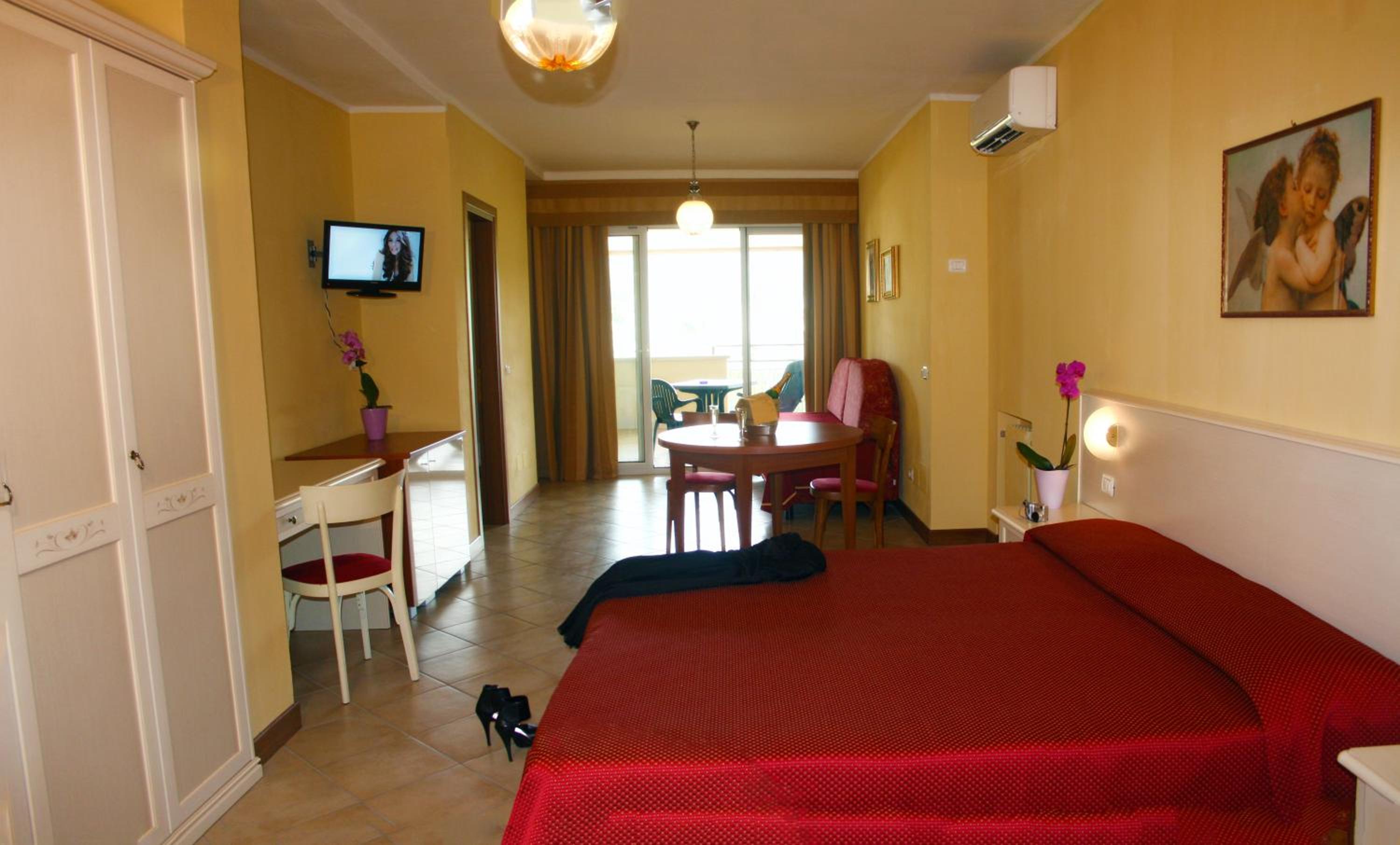 Family Room (2 Adults + 1 Child)