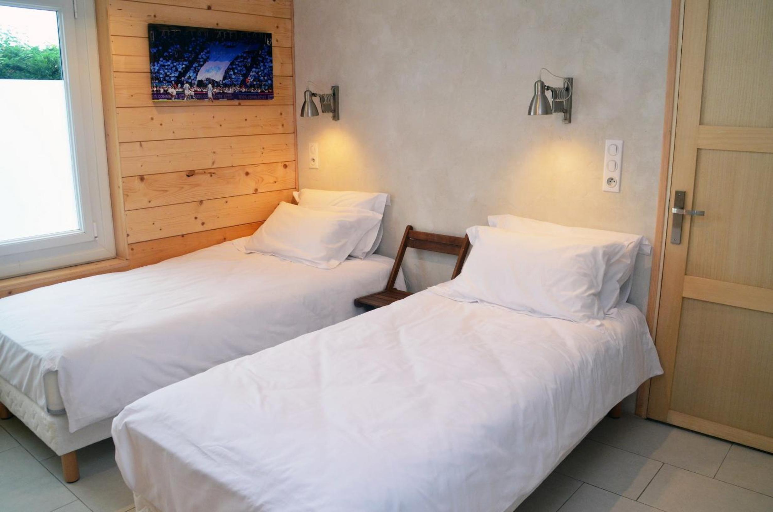 Family Room with Private Bathroom - Photo 5