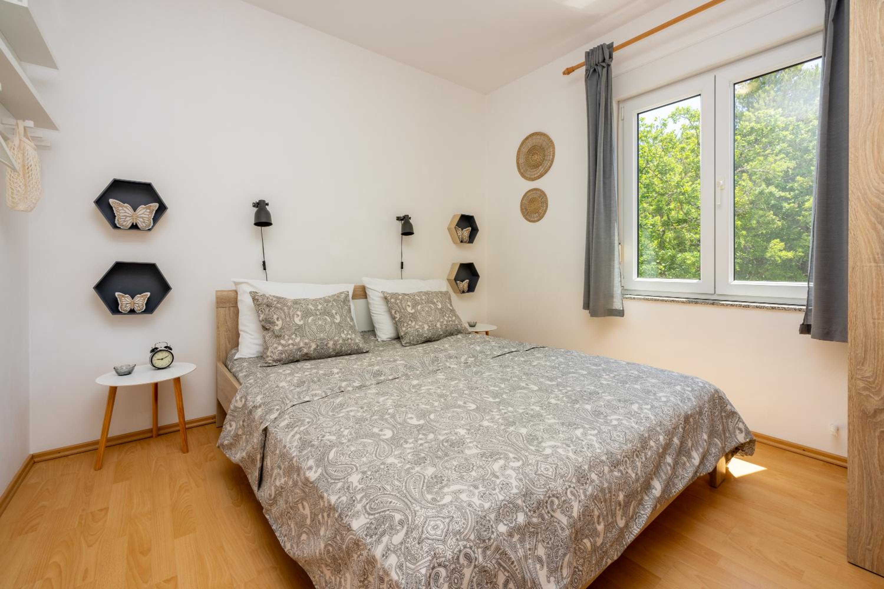 Large One-Bedroom Apartment with Terrace and Sea View