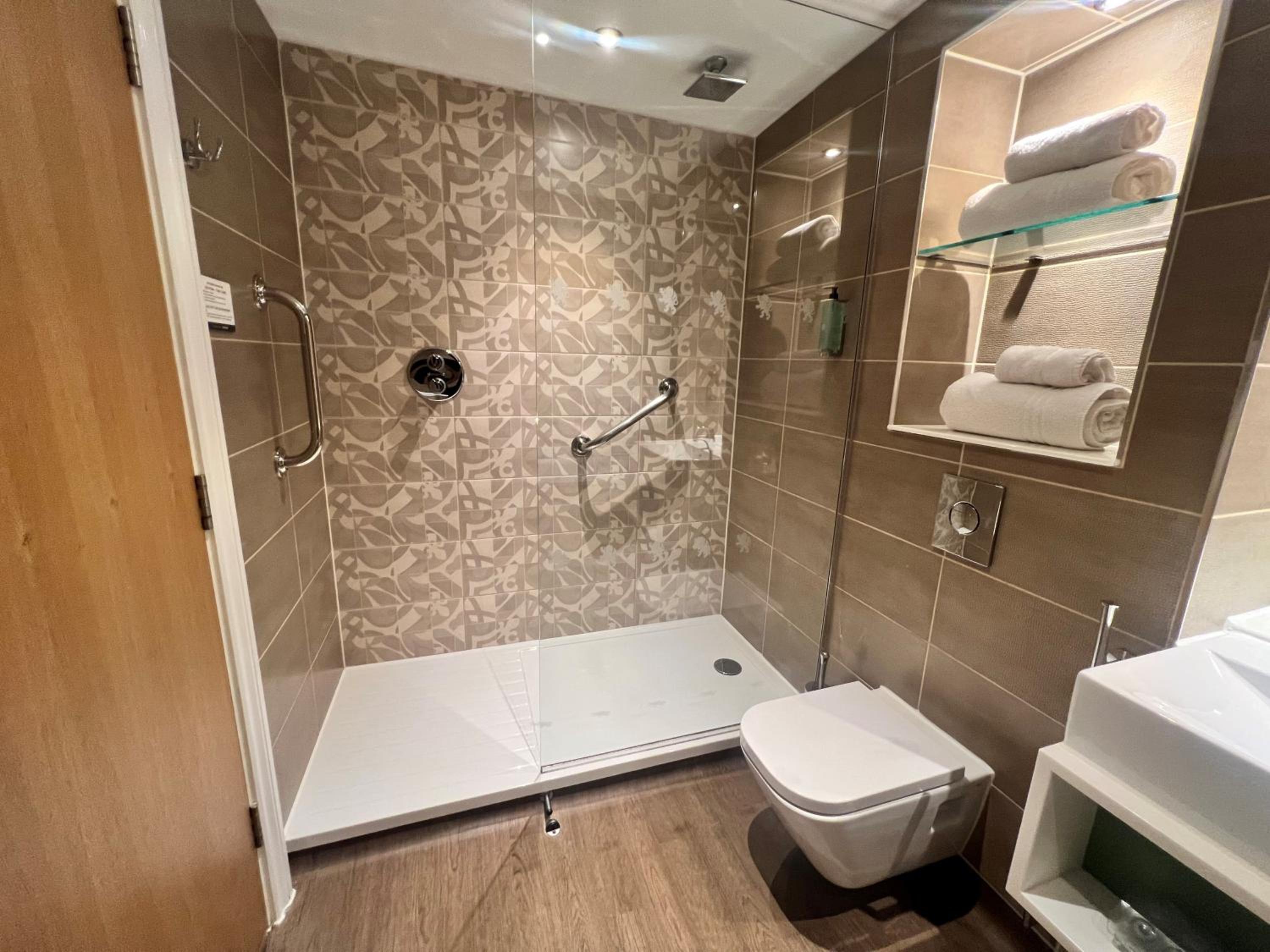Deluxe Double Room (2 Adults + 1 Child) photo 2