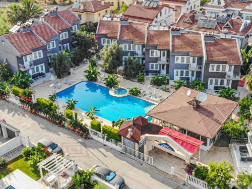 Apartment with Pool View