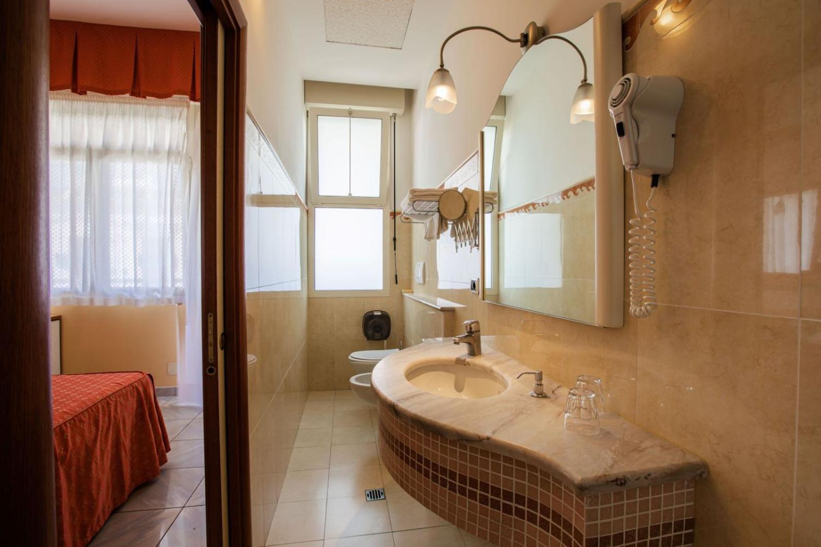 Double or Twin Room with Sea View photo 2
