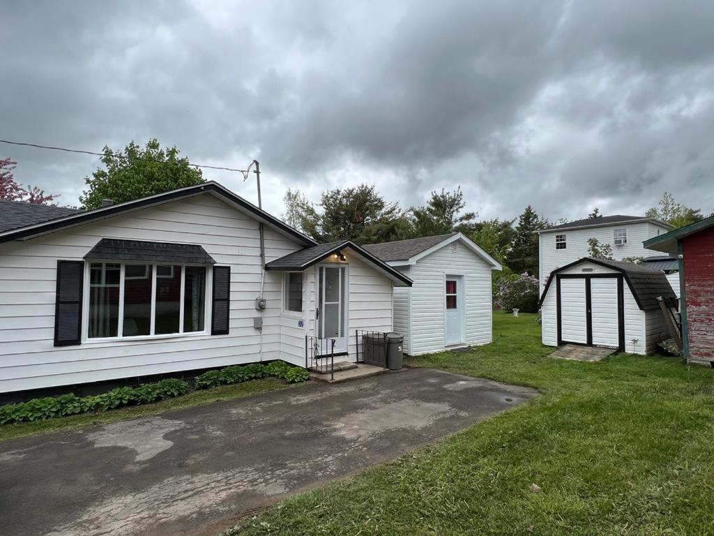 Three-Bedroom House photo 3