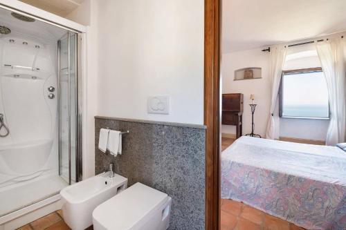 Two-Bedroom House split level with Sea View