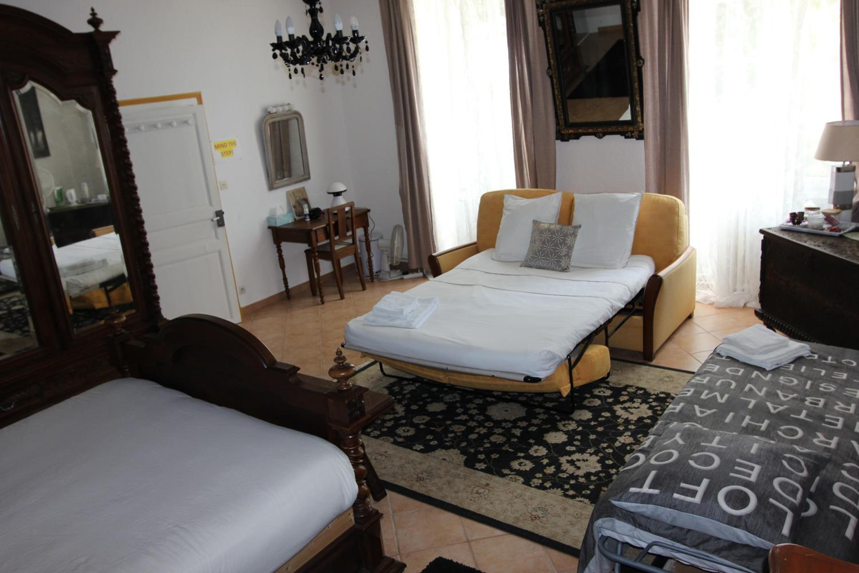 Quadruple Room with Private Bathroom photo 1