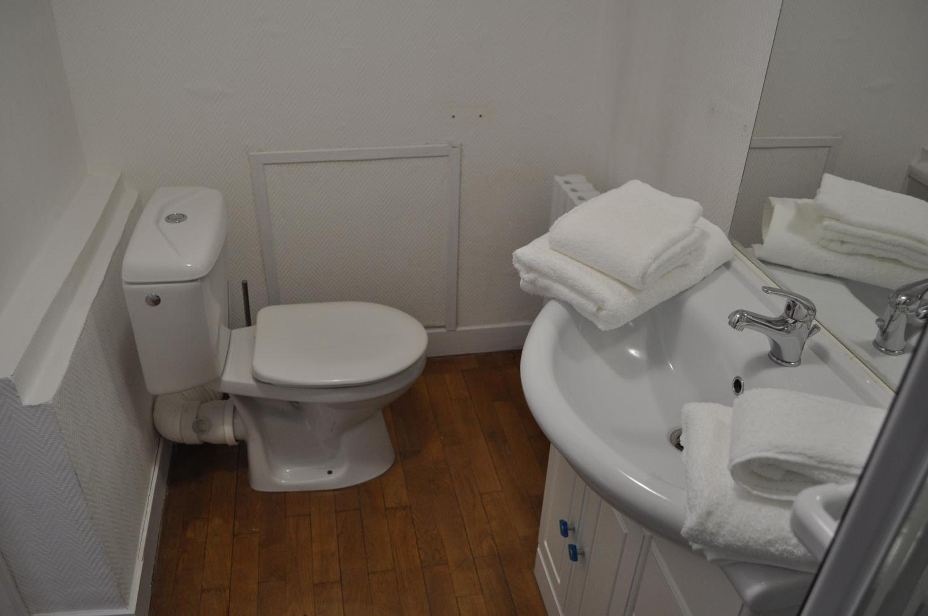 Twin Room with Private Bathroom photo 3