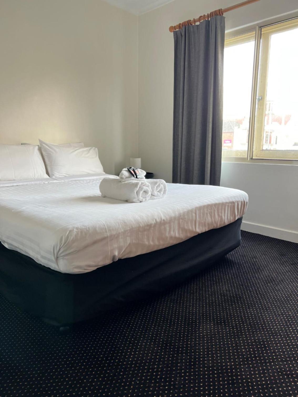 Queen Room photo 2