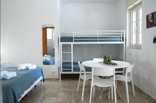 Studio Apartment - Photo 2
