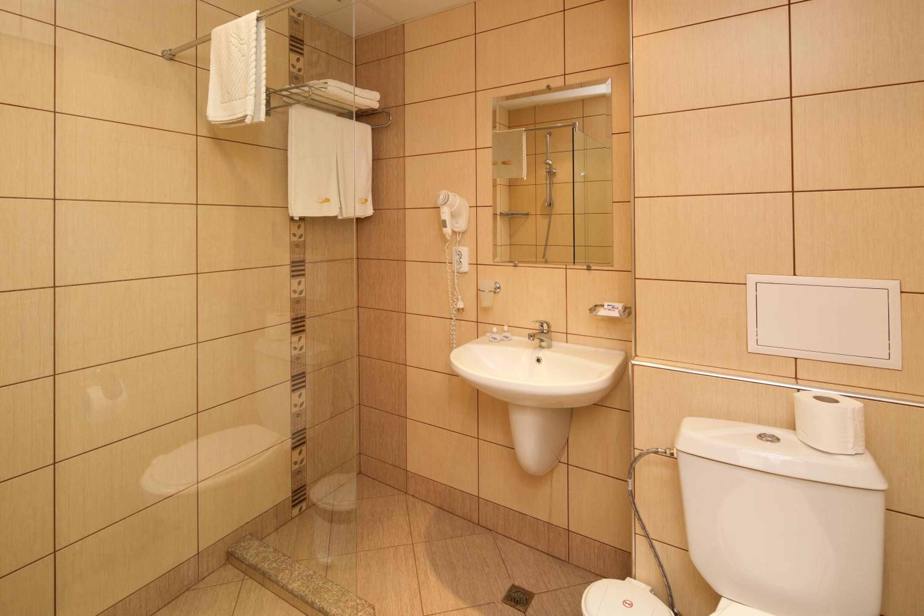 Double or Twin Room with Balcony (2 Adults + 1 Child) photo 3