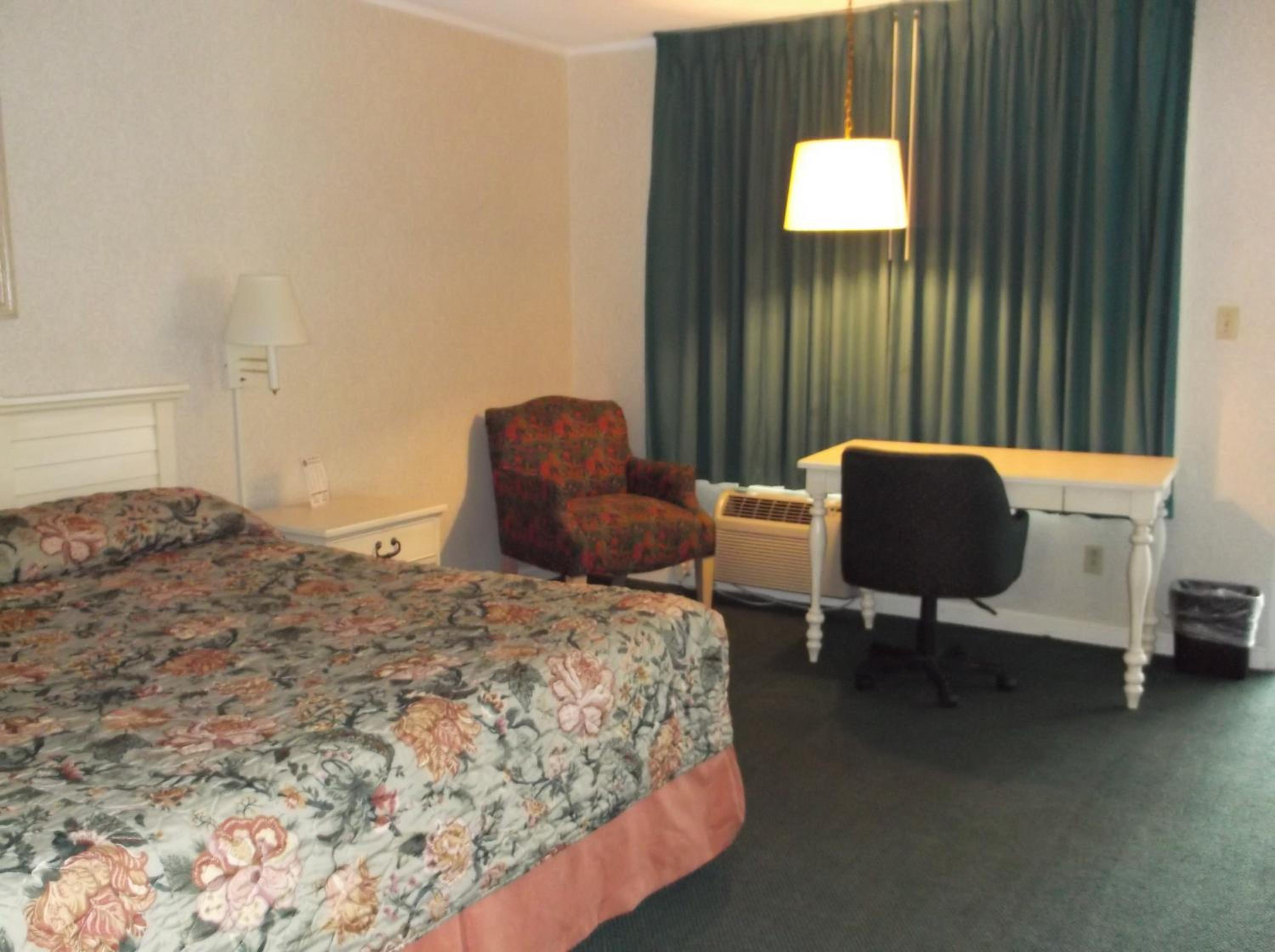 Deluxe King Suite - Non-Smoking