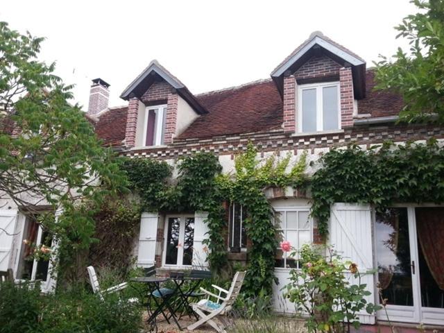 Five-Bedroom House photo 1