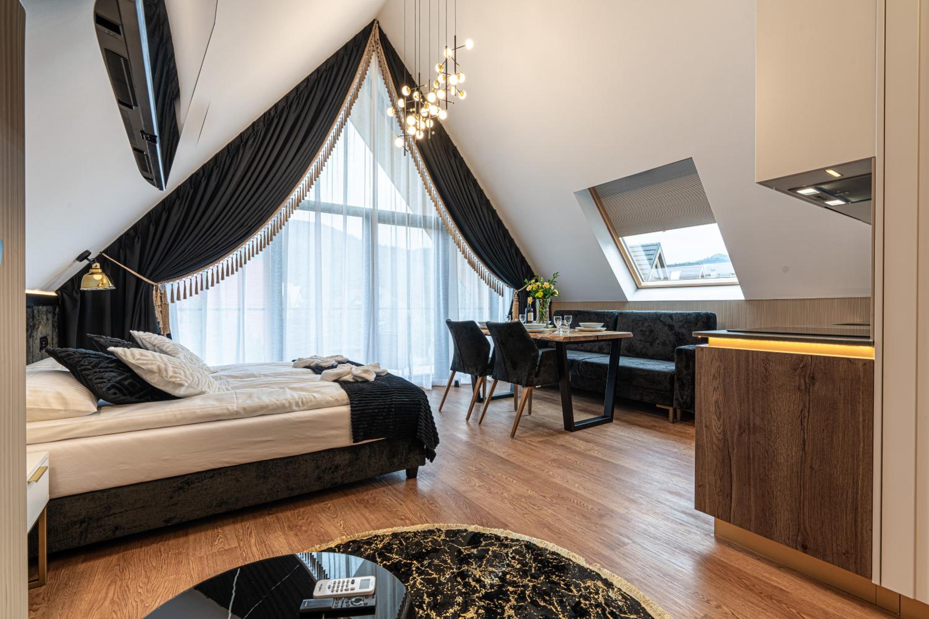 Deluxe Apartment