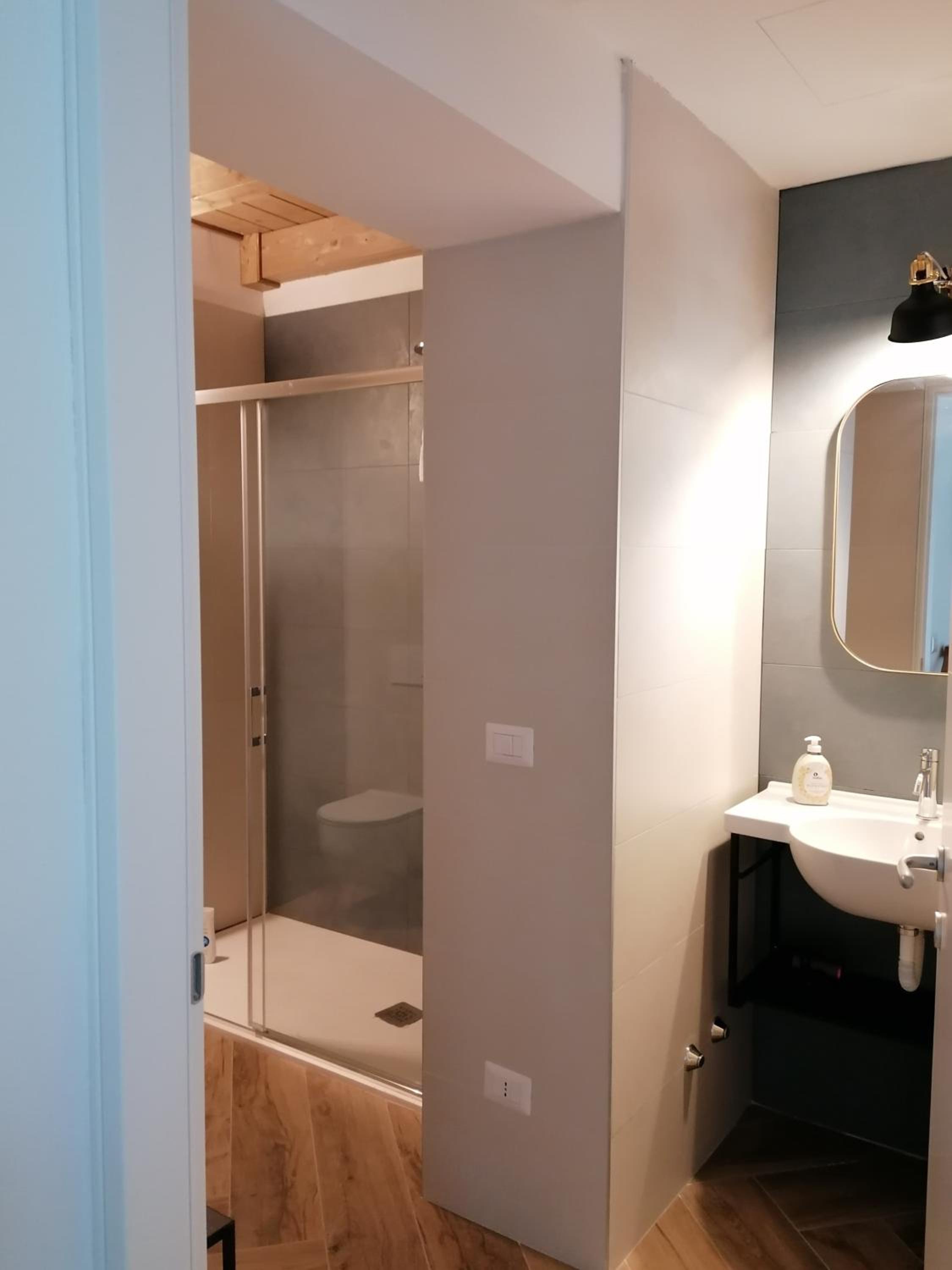 Double Room with Private Bathroom - Photo 9