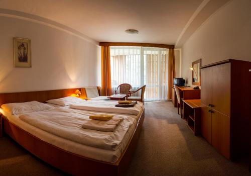 Double or Twin Room with Bathroom photo 2