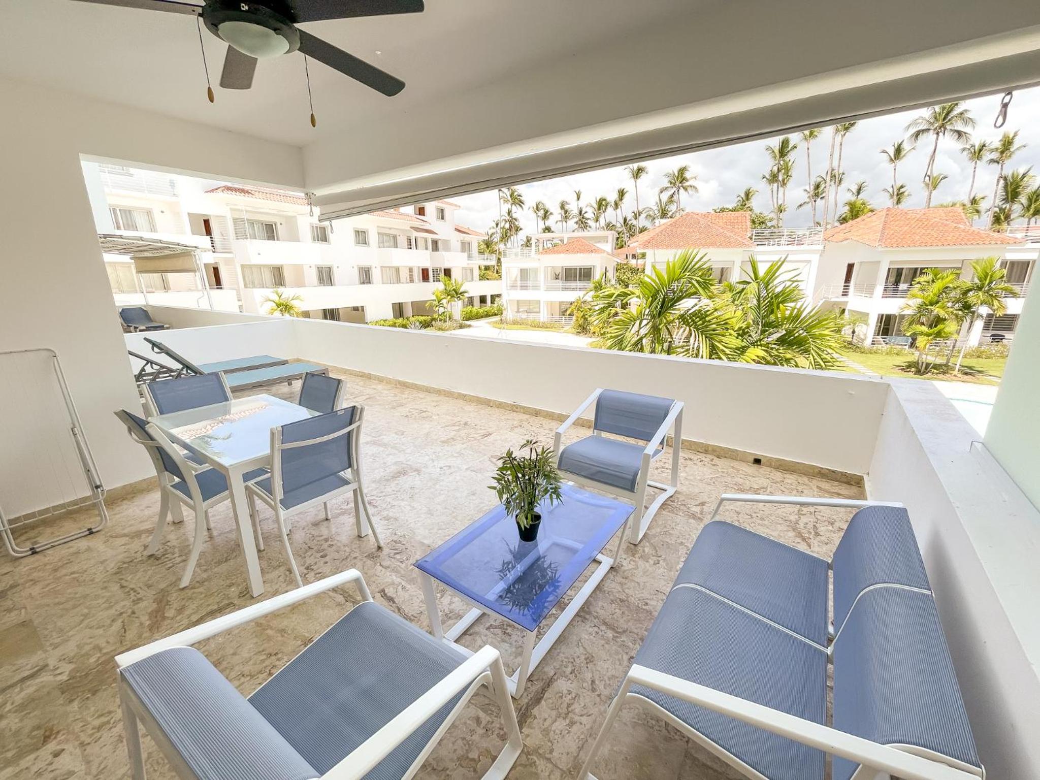 Apartment with Pool View