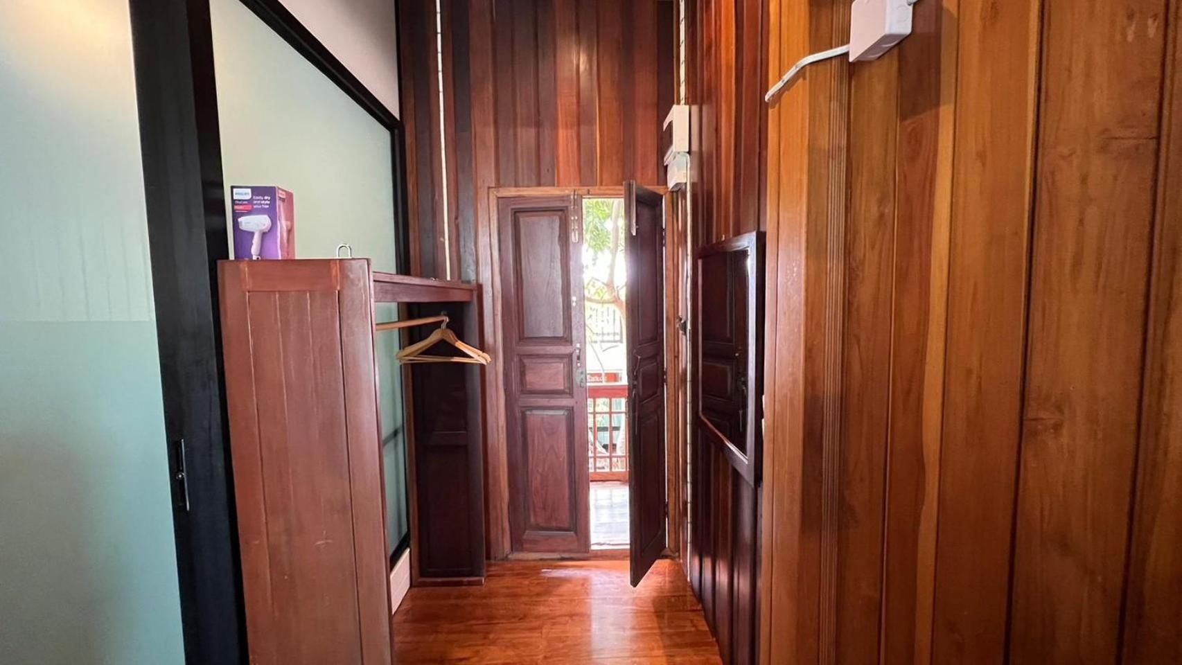 Deluxe Double Room with Shower - Photo 9