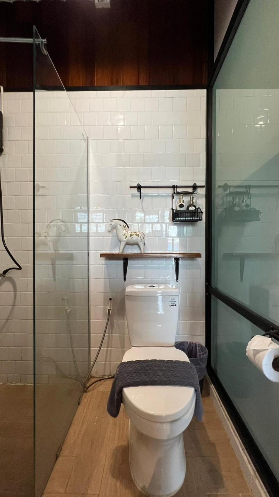 Deluxe Double Room with Shower - Photo 11