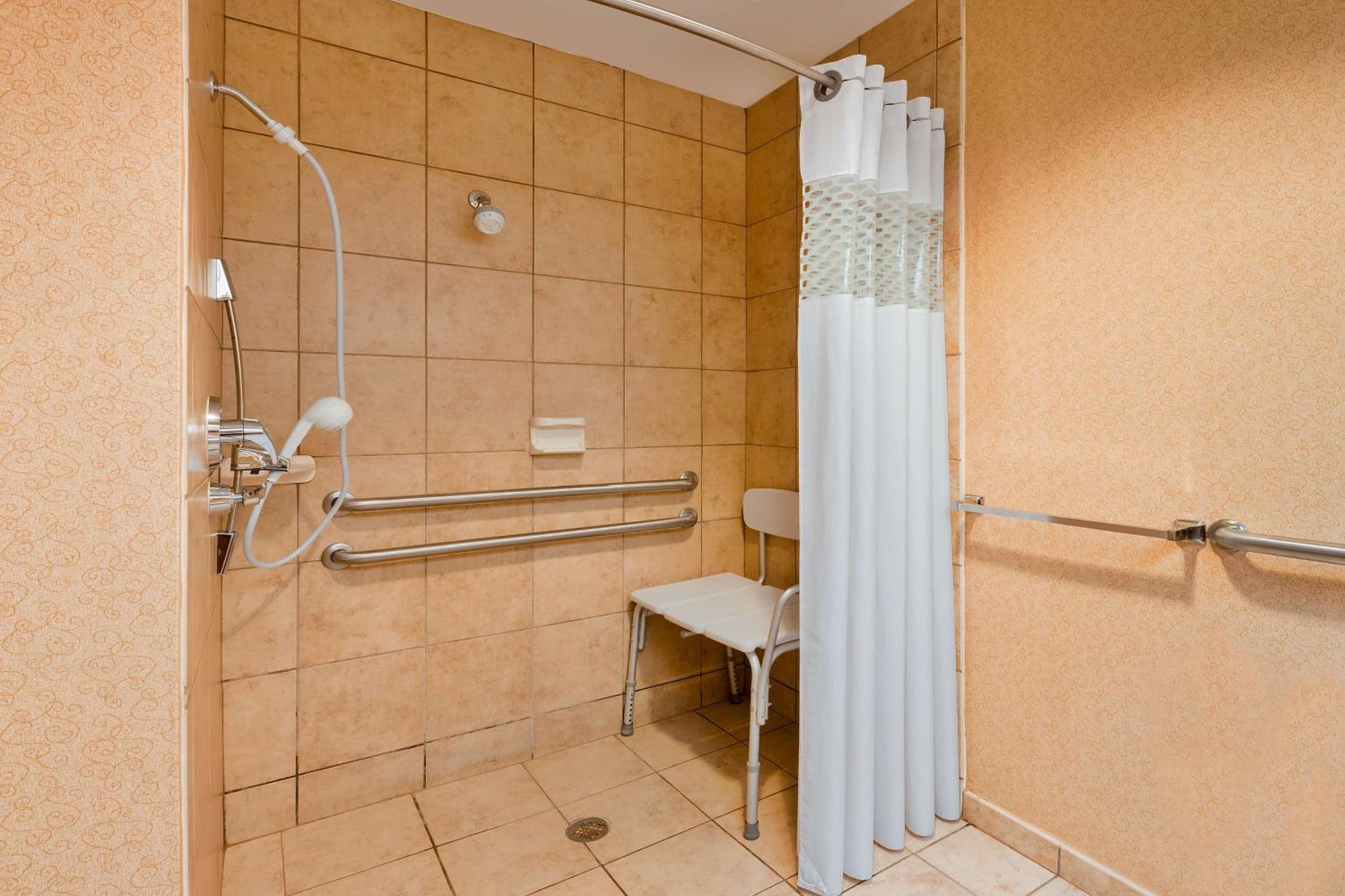King Accessible with Tub Non-Smoking photo 1